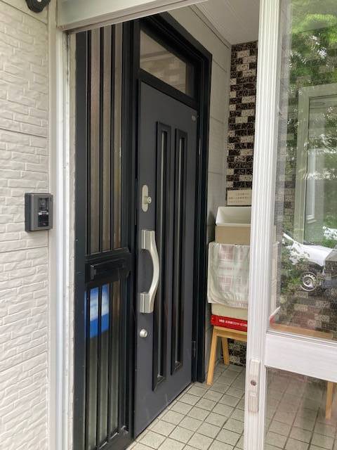 札幌トーヨー住器の札幌市白石区、玄関ドアの交換とトイレをリフォームの施工前の写真1