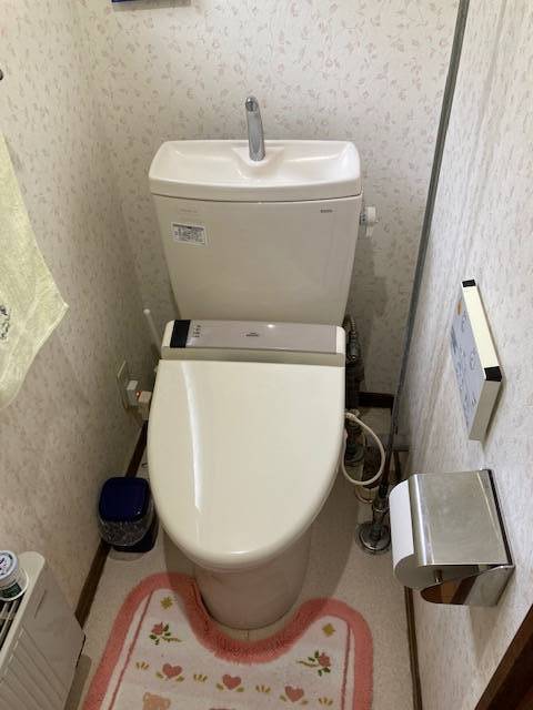 札幌トーヨー住器の札幌市白石区、玄関ドアの交換とトイレをリフォームの施工前の写真2