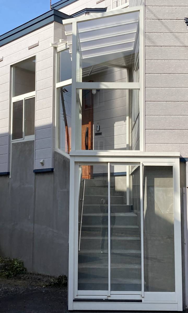 札幌トーヨー住器の「出来ないのでは..」と他社が断る角度付きの階段に風除室が付きました！［札幌市 白石区］の施工後の写真1