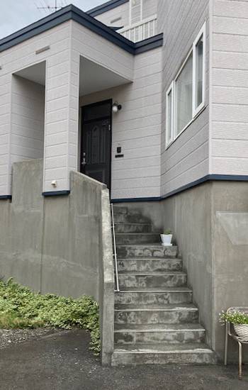 札幌トーヨー住器の「出来ないのでは..」と他社が断る角度付きの階段に風除室が付きました！［札幌市 白石区］の施工前の写真1