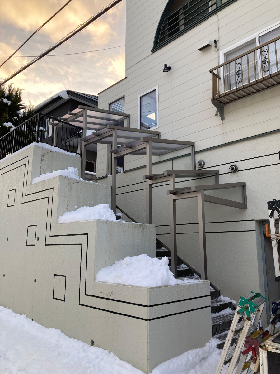 札幌トーヨー住器の外階段に後付けで屋根設置・除雪が楽になり、ロードヒーティングの電気代も節約できました［札幌市南区］の施工後の写真1