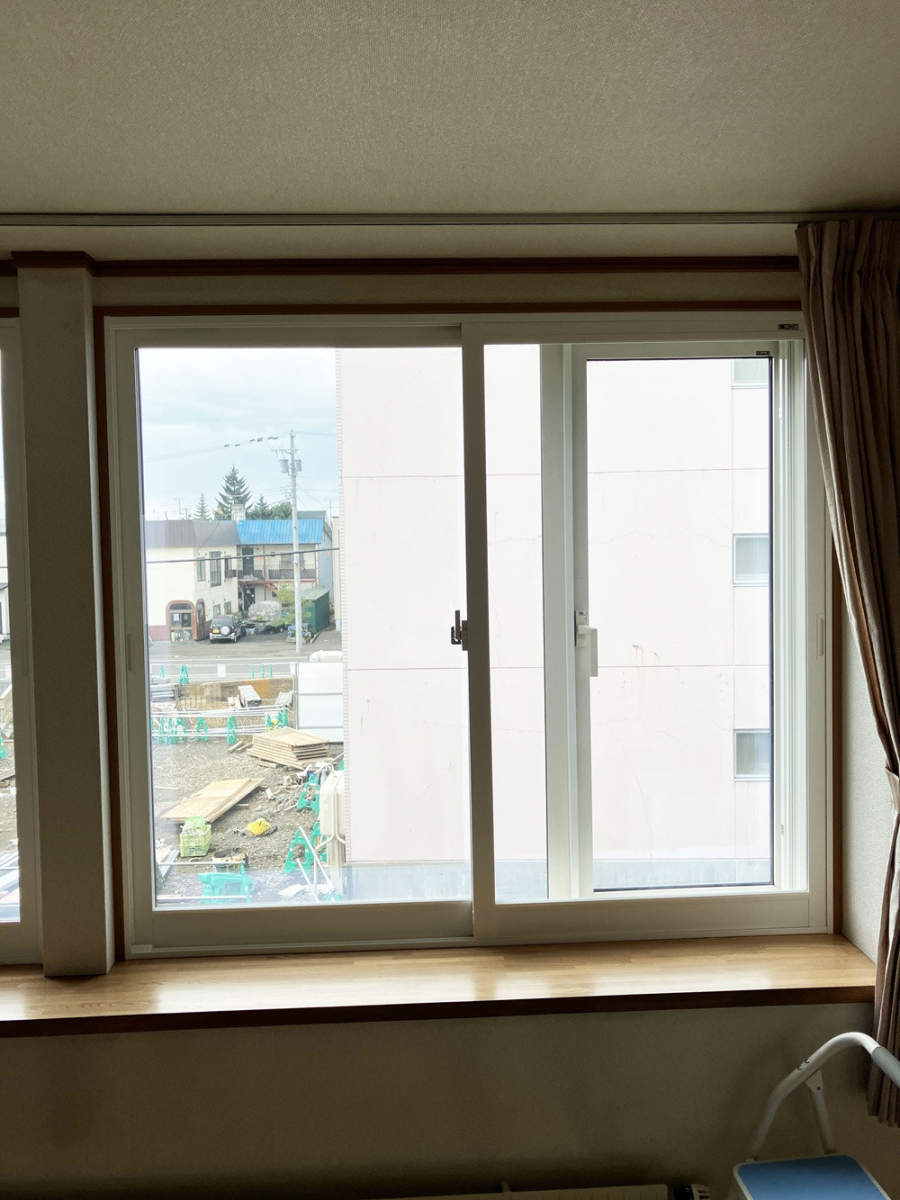 札幌トーヨー住器の内窓の設置でコールドドラフト現象が軽減・暖かいお部屋になりました［札幌市］の施工後の写真1