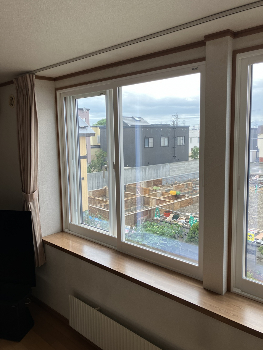 札幌トーヨー住器の内窓の設置でコールドドラフト現象が軽減・暖かいお部屋になりました［札幌市］の施工後の写真2