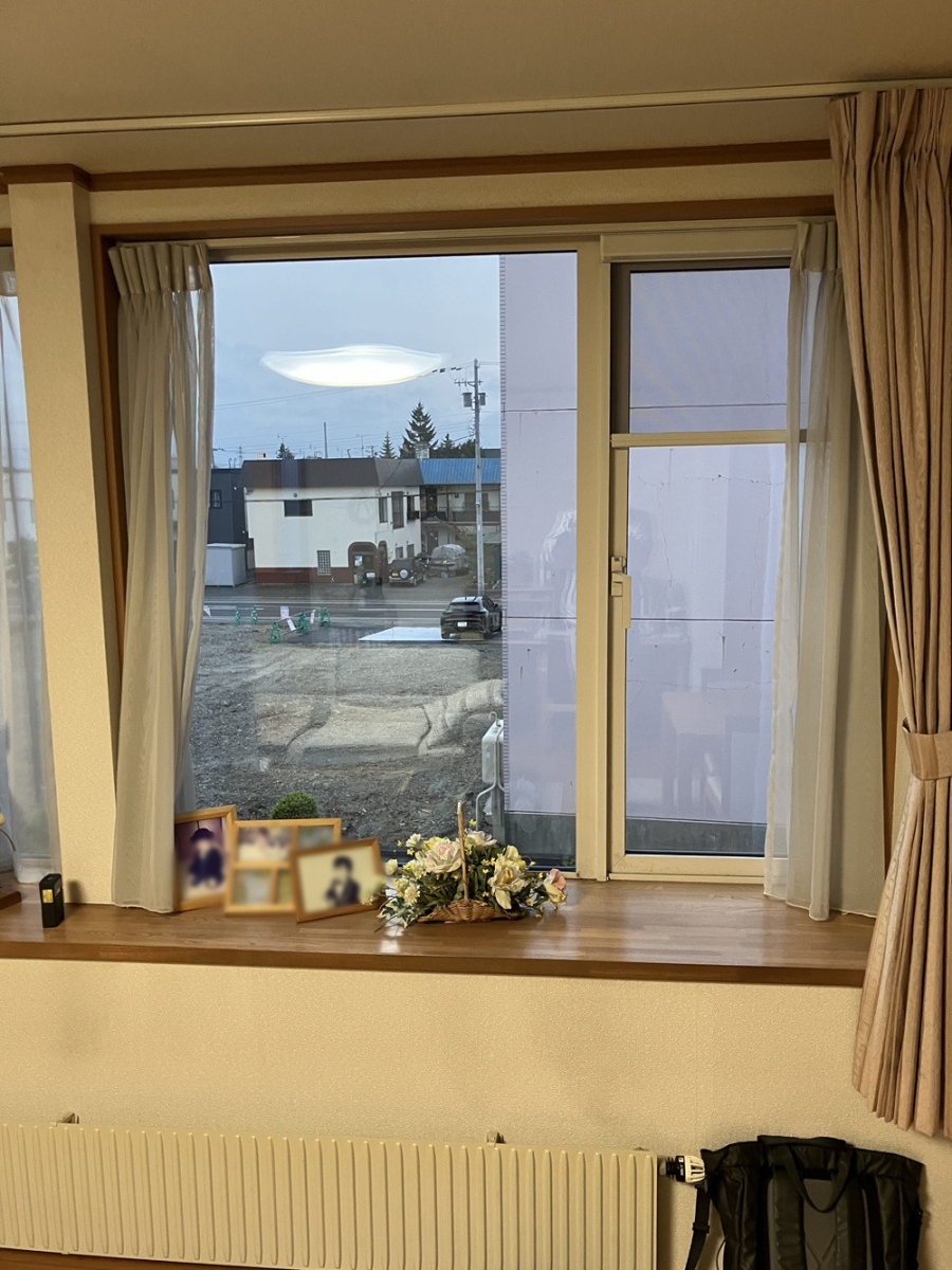 札幌トーヨー住器の内窓の設置でコールドドラフト現象が軽減・暖かいお部屋になりました［札幌市］の施工前の写真1