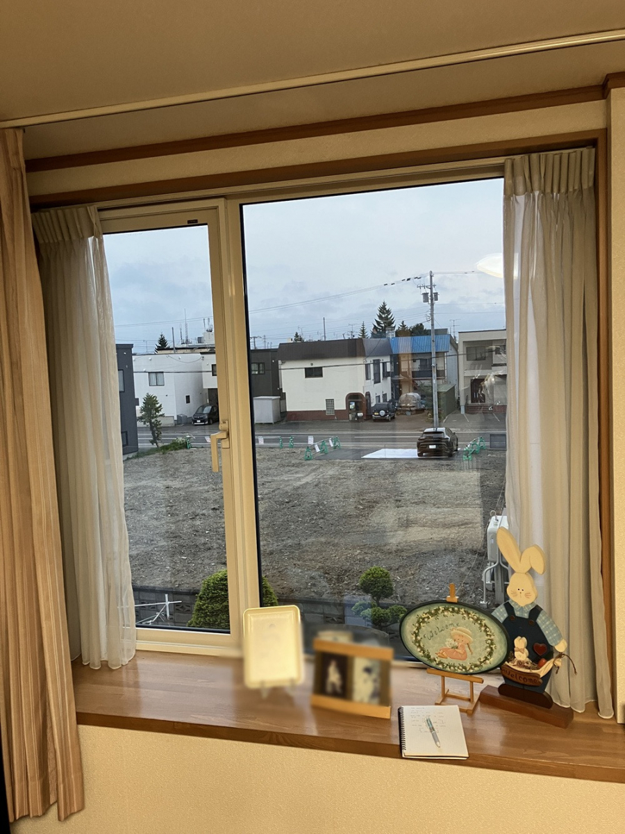 札幌トーヨー住器の内窓の設置でコールドドラフト現象が軽減・暖かいお部屋になりました［札幌市］の施工前の写真2