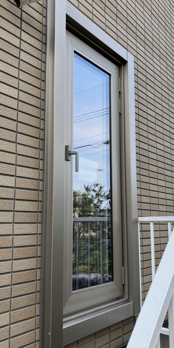 札幌トーヨー住器の経年劣化してきた樹脂サッシのカバー工法リフォームで、断熱性も見栄えも向上♪［札幌市西区］の施工後の写真1