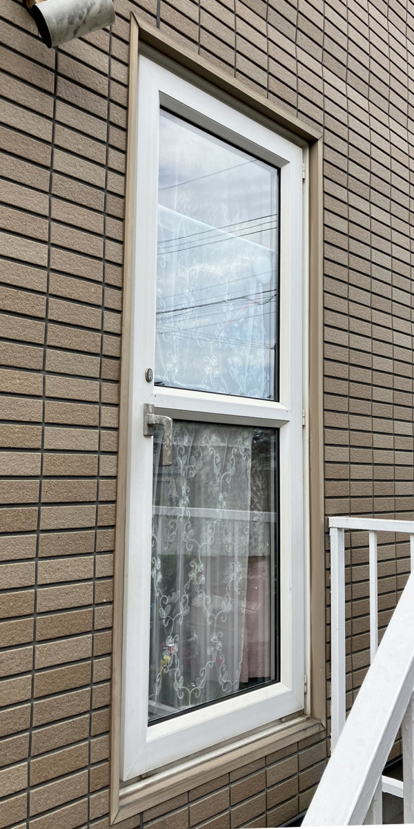 札幌トーヨー住器の経年劣化してきた樹脂サッシのカバー工法リフォームで、断熱性も見栄えも向上♪［札幌市西区］の施工前の写真1