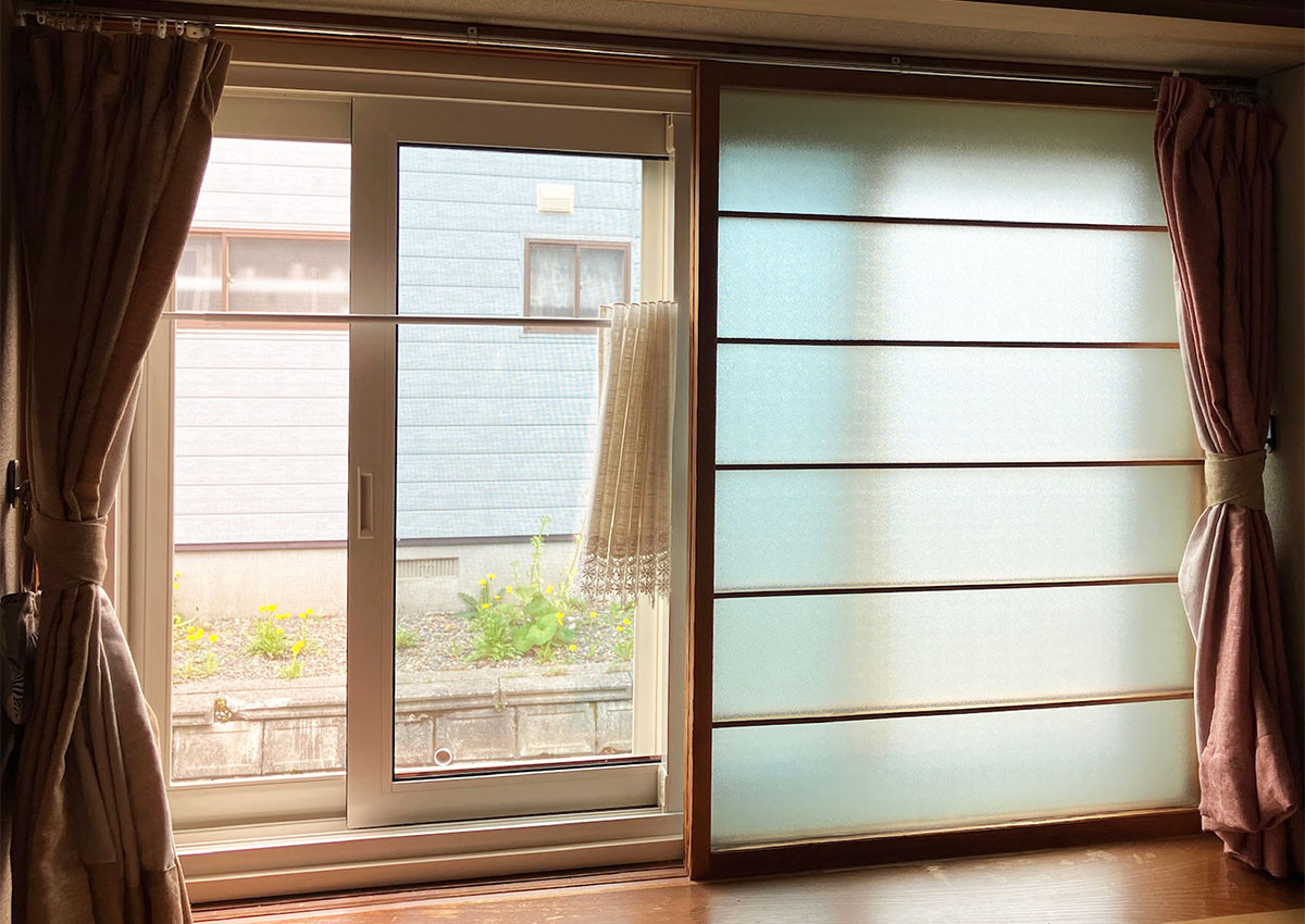 札幌トーヨー住器の経年劣化してきた樹脂サッシのカバー工法リフォームで、断熱性も見栄えも向上♪［札幌市西区］の施工前の写真2