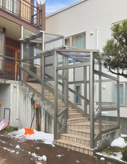 札幌トーヨー住器のコストパフォーマンスを考えて、外階段の雪対策をロードヒ―ディングから風除室へ［札幌市東区］施工事例写真1