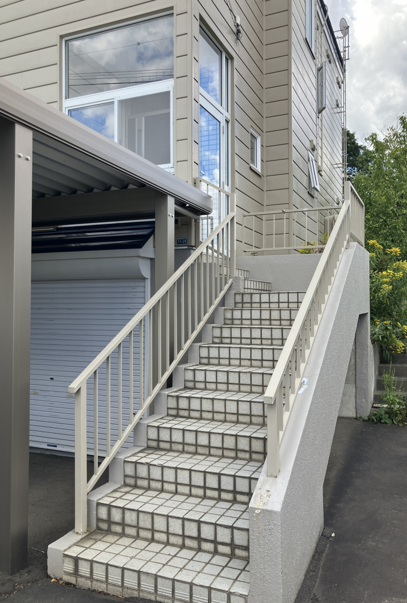 札幌トーヨー住器のご希望に沿う形の風除室が外階段に完成！［札幌市南区］の施工前の写真1
