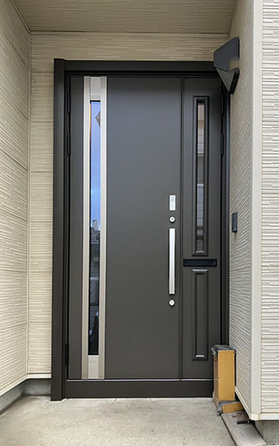 札幌トーヨー住器の【窓リノベ補助金活用】結露する外窓と、部品が壊れ経年劣化が進んだ玄関ドアをカバー工法で交換［白石区］の施工後の写真1