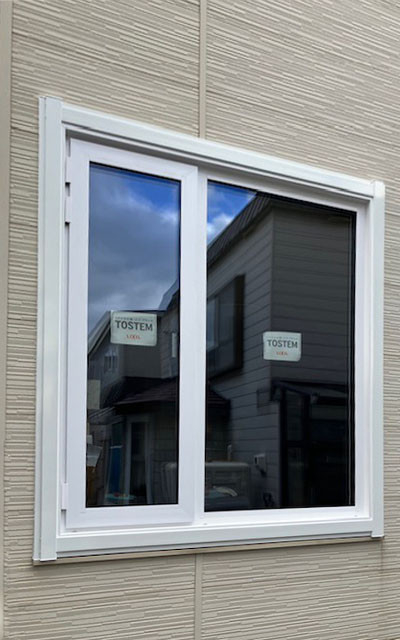 札幌トーヨー住器の【窓リノベ補助金活用】結露する外窓と、部品が壊れ経年劣化が進んだ玄関ドアをカバー工法で交換［白石区］の施工後の写真2