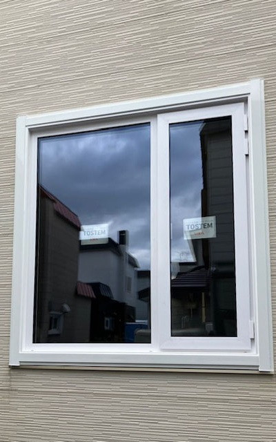 札幌トーヨー住器の【窓リノベ補助金活用】結露する外窓と、部品が壊れ経年劣化が進んだ玄関ドアをカバー工法で交換［白石区］の施工後の写真3