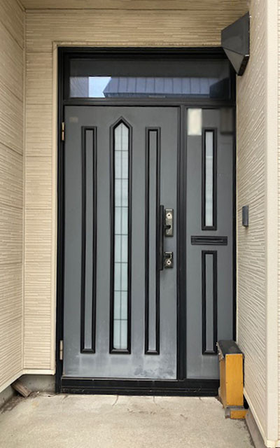 札幌トーヨー住器の【窓リノベ補助金活用】結露する外窓と、部品が壊れ経年劣化が進んだ玄関ドアをカバー工法で交換［白石区］の施工前の写真1