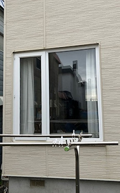 札幌トーヨー住器の【窓リノベ補助金活用】結露する外窓と、部品が壊れ経年劣化が進んだ玄関ドアをカバー工法で交換［白石区］の施工前の写真2