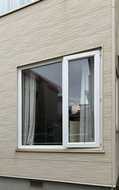 札幌トーヨー住器の【窓リノベ補助金活用】結露する外窓と、部品が壊れ経年劣化が進んだ玄関ドアをカバー工法で交換［白石区］の施工前の写真3