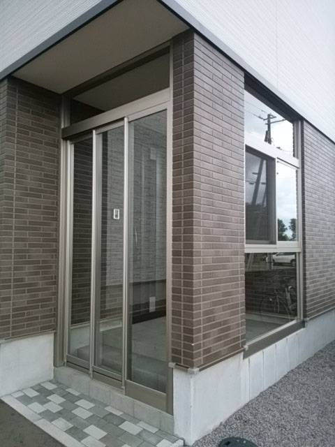 札幌トーヨー住器の吹き溜まりの出来る玄関ポーチを風除室で解決！［札幌市］の施工後の写真1