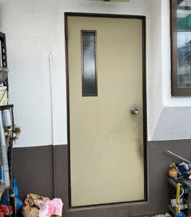 ネットアスの［松本市］リシェント勝手口ドアの施工前の写真1