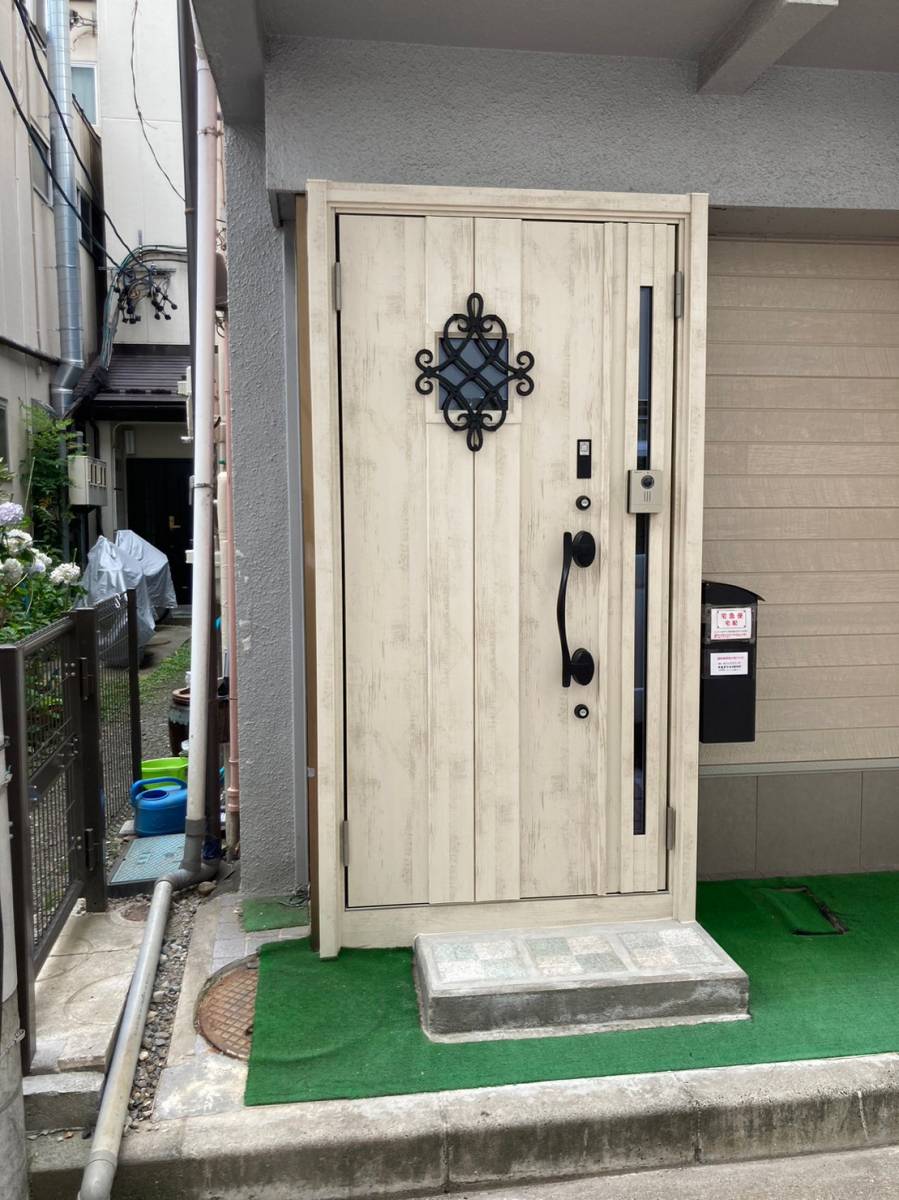 ネットアスの［松本市］開け閉めも簡単に！リシェント玄関ドア　FamiLockの施工後の写真1