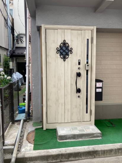 ネットアスの［松本市］開け閉めも簡単に！リシェント玄関ドア　FamiLock施工事例写真1