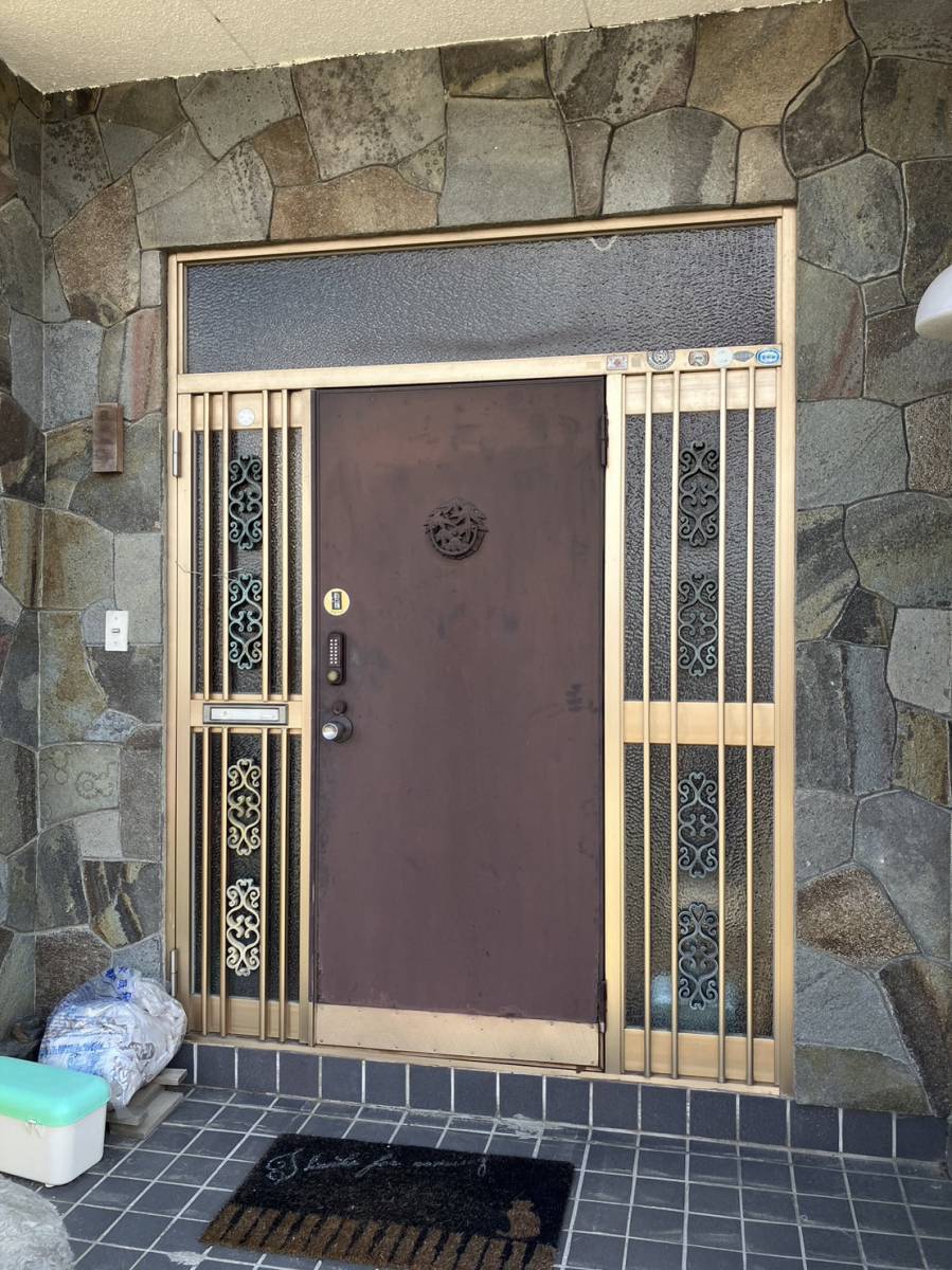 ネットアスの［松本市］リシェント玄関ドアの施工前の写真1