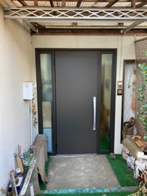 ネットアスの［松本市］リシェント玄関ドア＊引戸からドアに大変身！の施工後の写真1