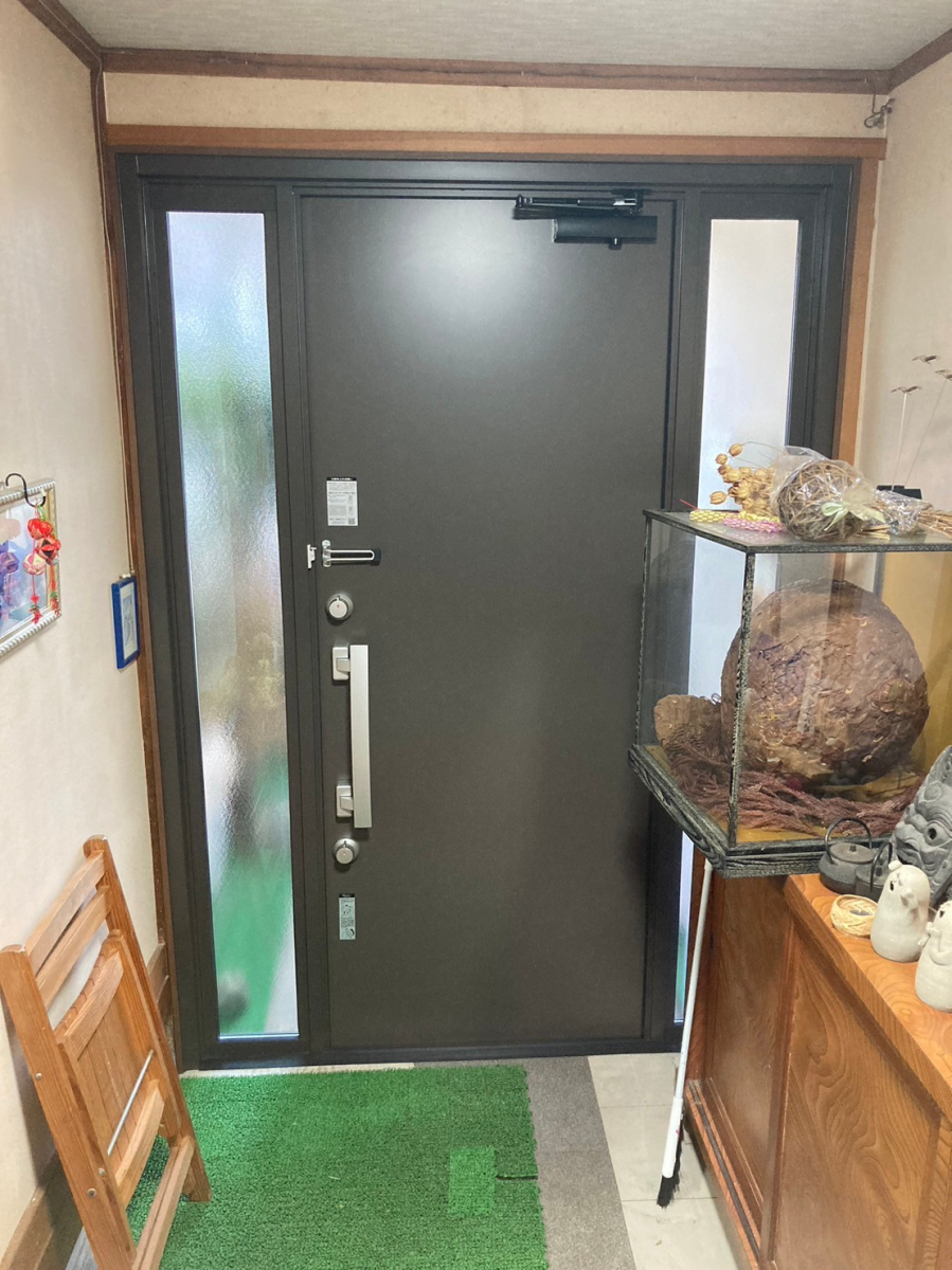 ネットアスの［松本市］リシェント玄関ドア＊引戸からドアに大変身！の施工後の写真2