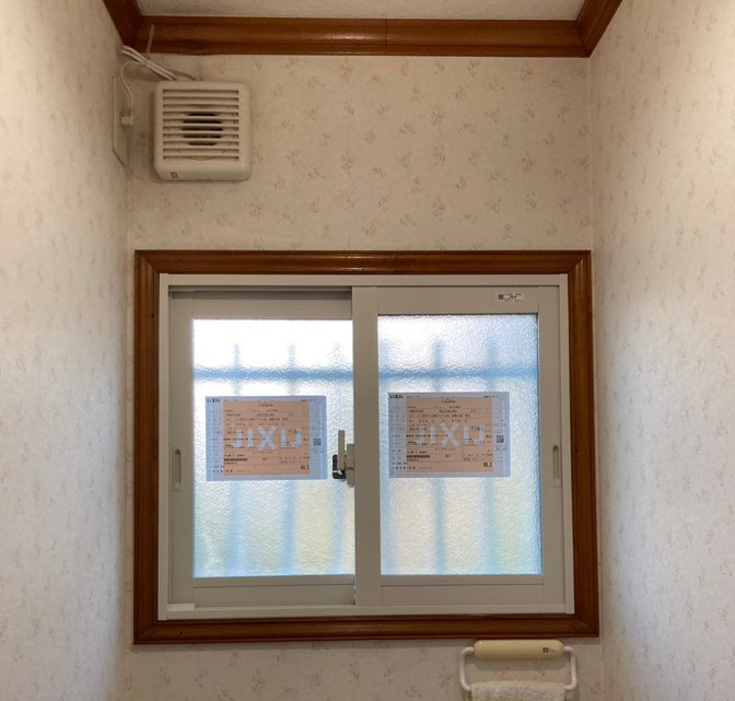 ネットアスの［松本市］断熱内窓インプラス＊トイレの施工後の写真1