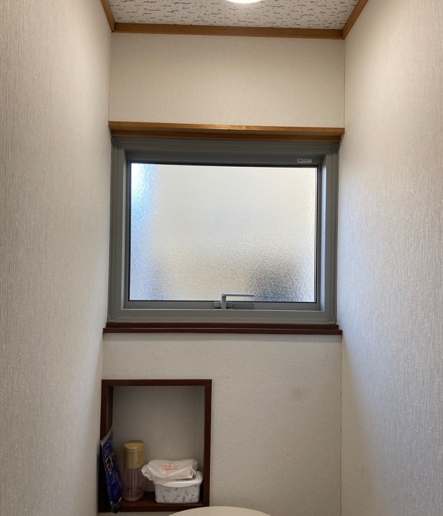 ネットアスの［松本市］外窓交換＊トイレの施工後の写真1