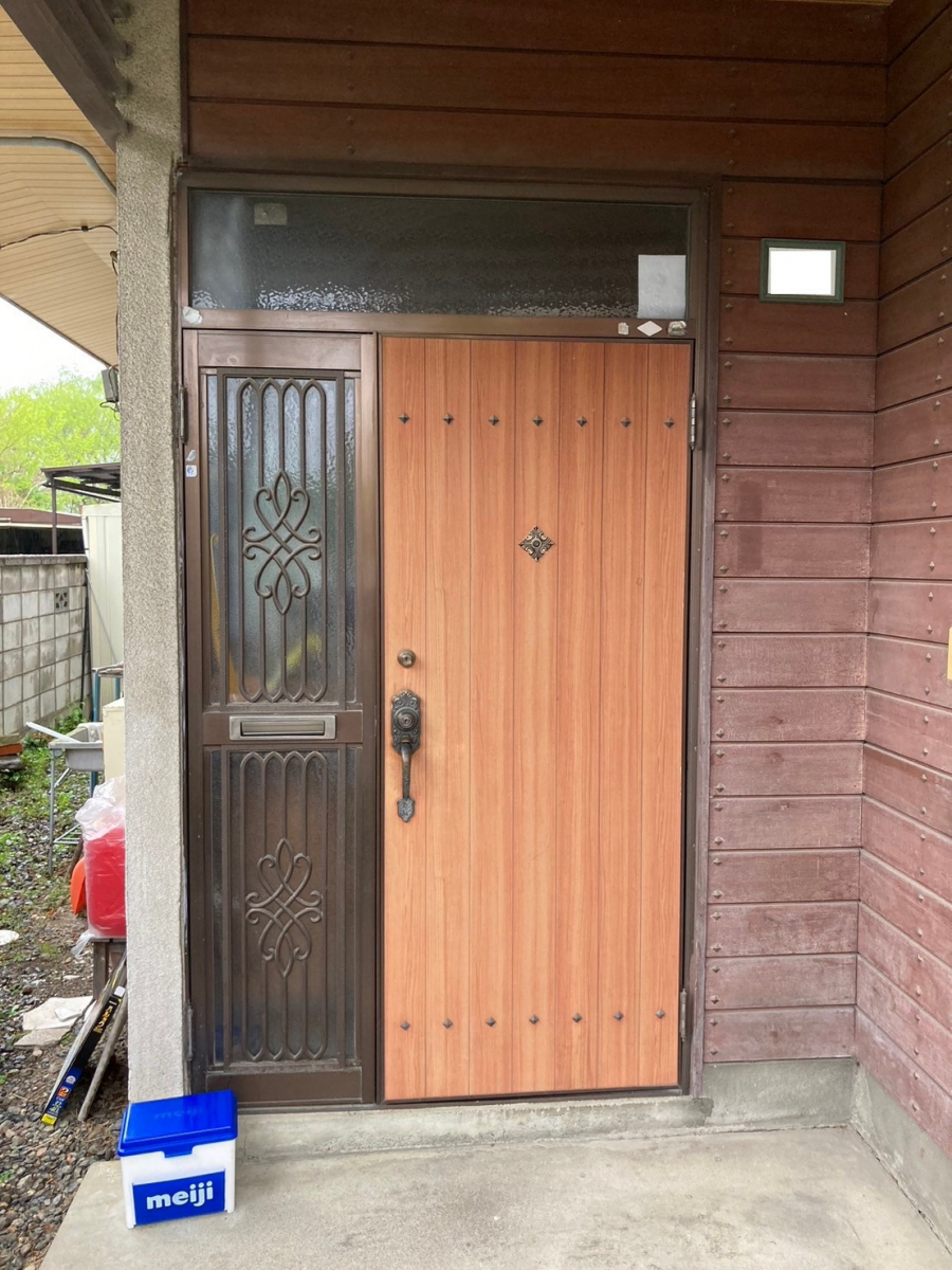 ネットアスの［松本市］リシェント玄関ドアの施工前の写真1