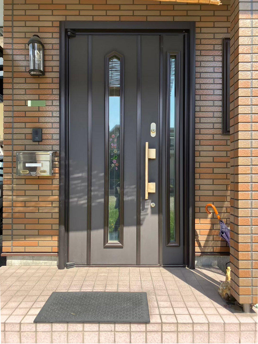 ネットアスの［松本市］玄関ドア交換＊リシェント玄関ドアの施工前の写真1