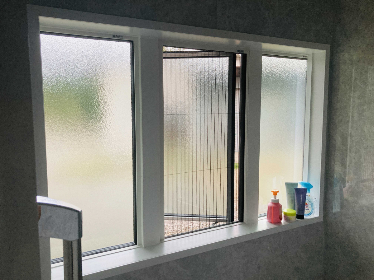 ネットアスの【松本市】　浴室窓の取替リフォームの施工後の写真1