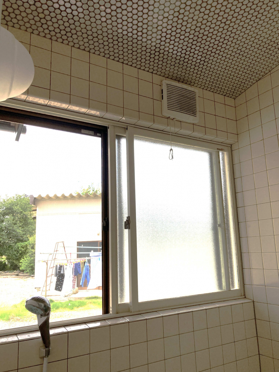ネットアスの【松本市】　浴室窓の取替リフォームの施工前の写真1
