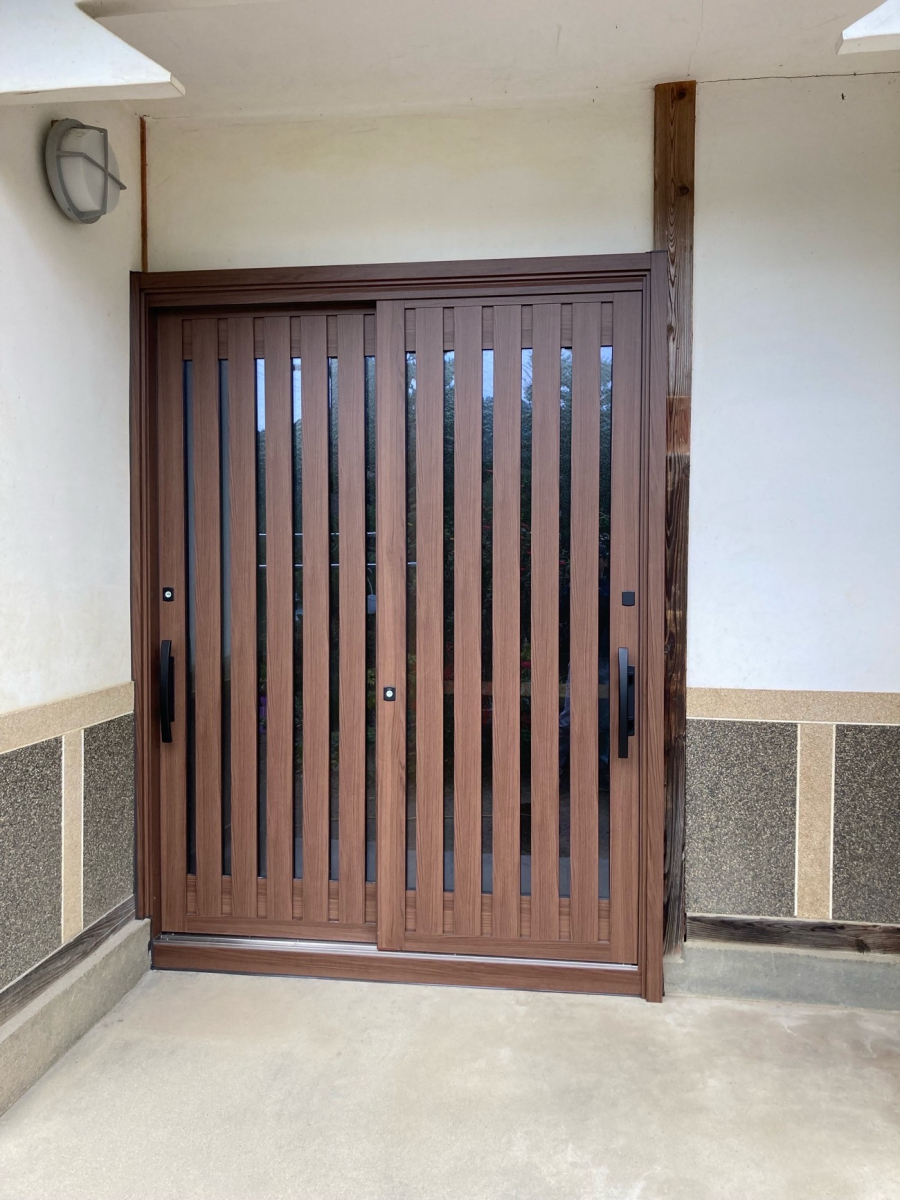 ネットアスの【松本市】リシェント玄関引戸の施工後の写真1