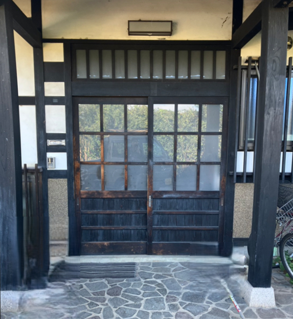ネットアスの【松本市】玄関引戸を両開きの玄関ドアに取替の施工前の写真1