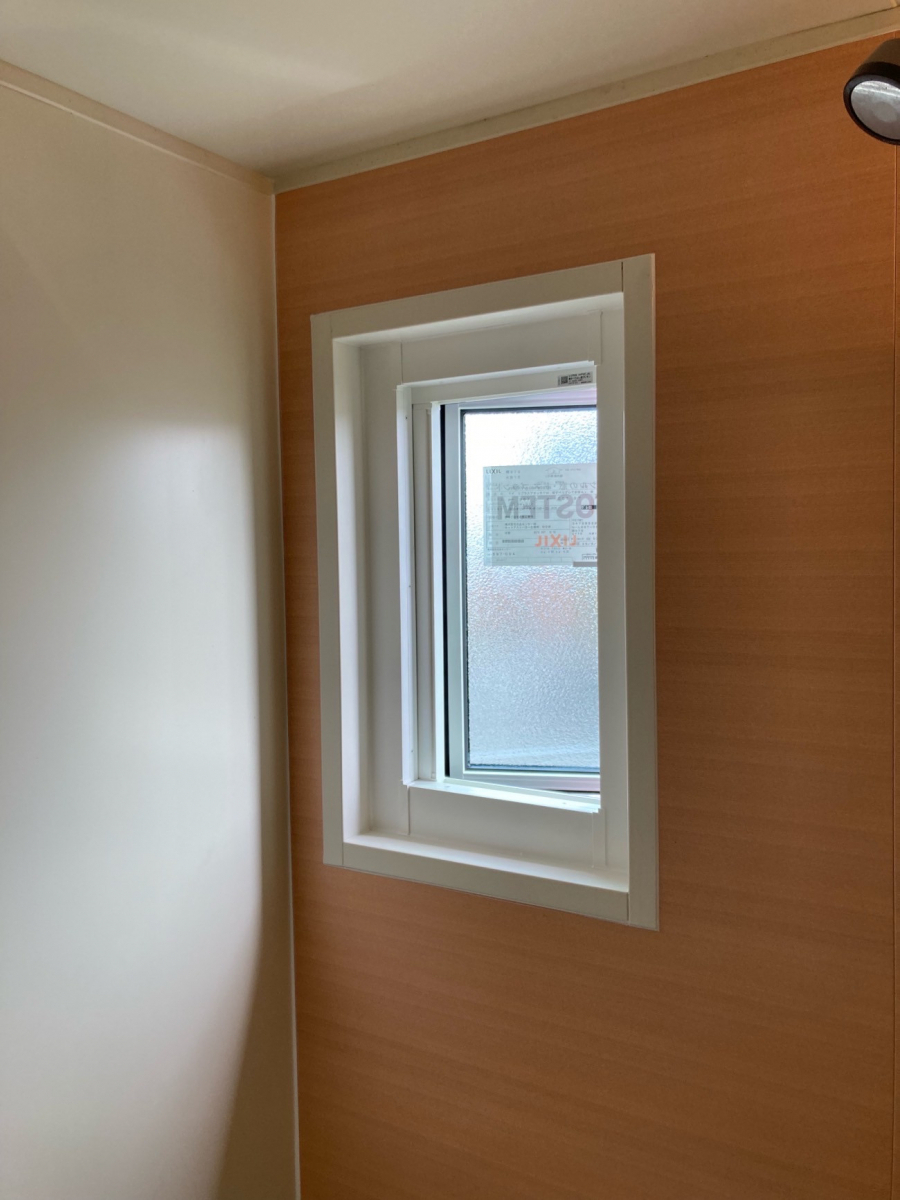 ネットアスの【松本市】外窓交換（カバー工法）＊浴室の施工後の写真1