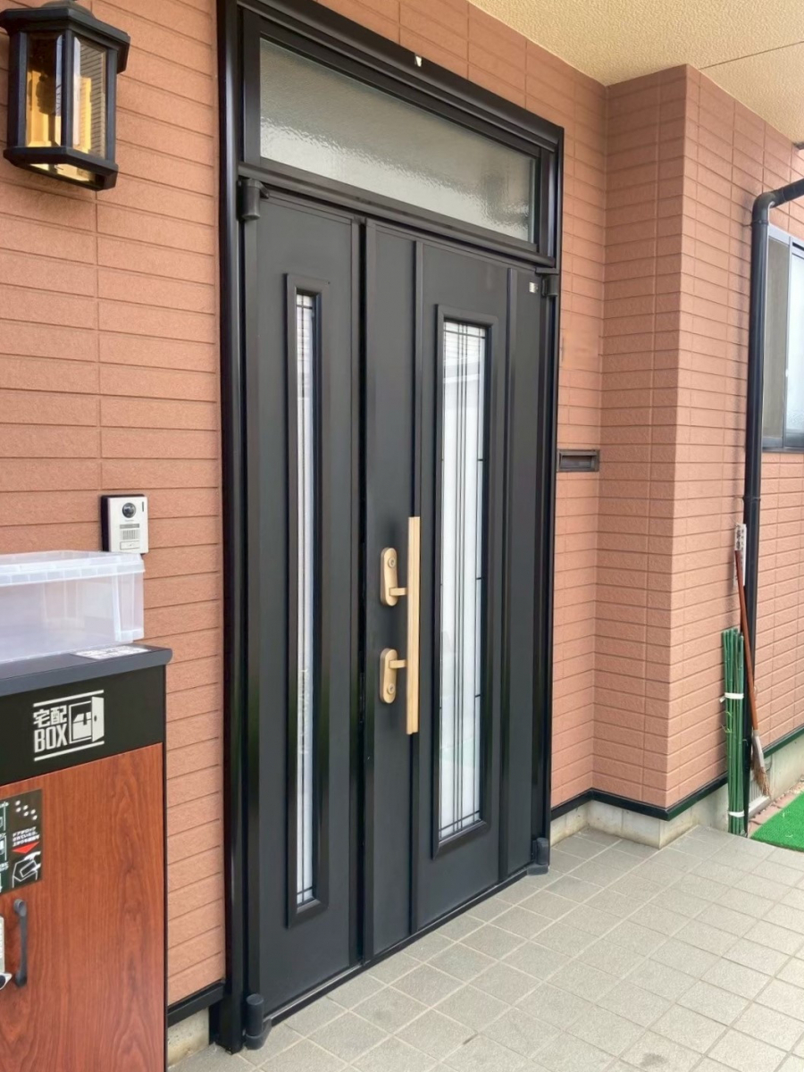 ネットアスの【塩尻市】高断熱仕様の玄関ドアに取替の施工前の写真1