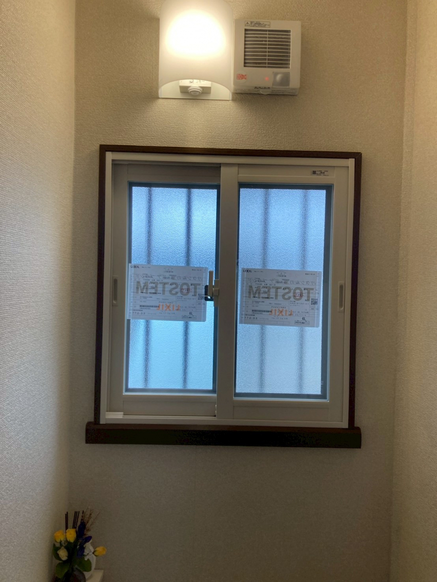 ネットアスの【松本市】内窓インプラス＊トイレの施工後の写真1