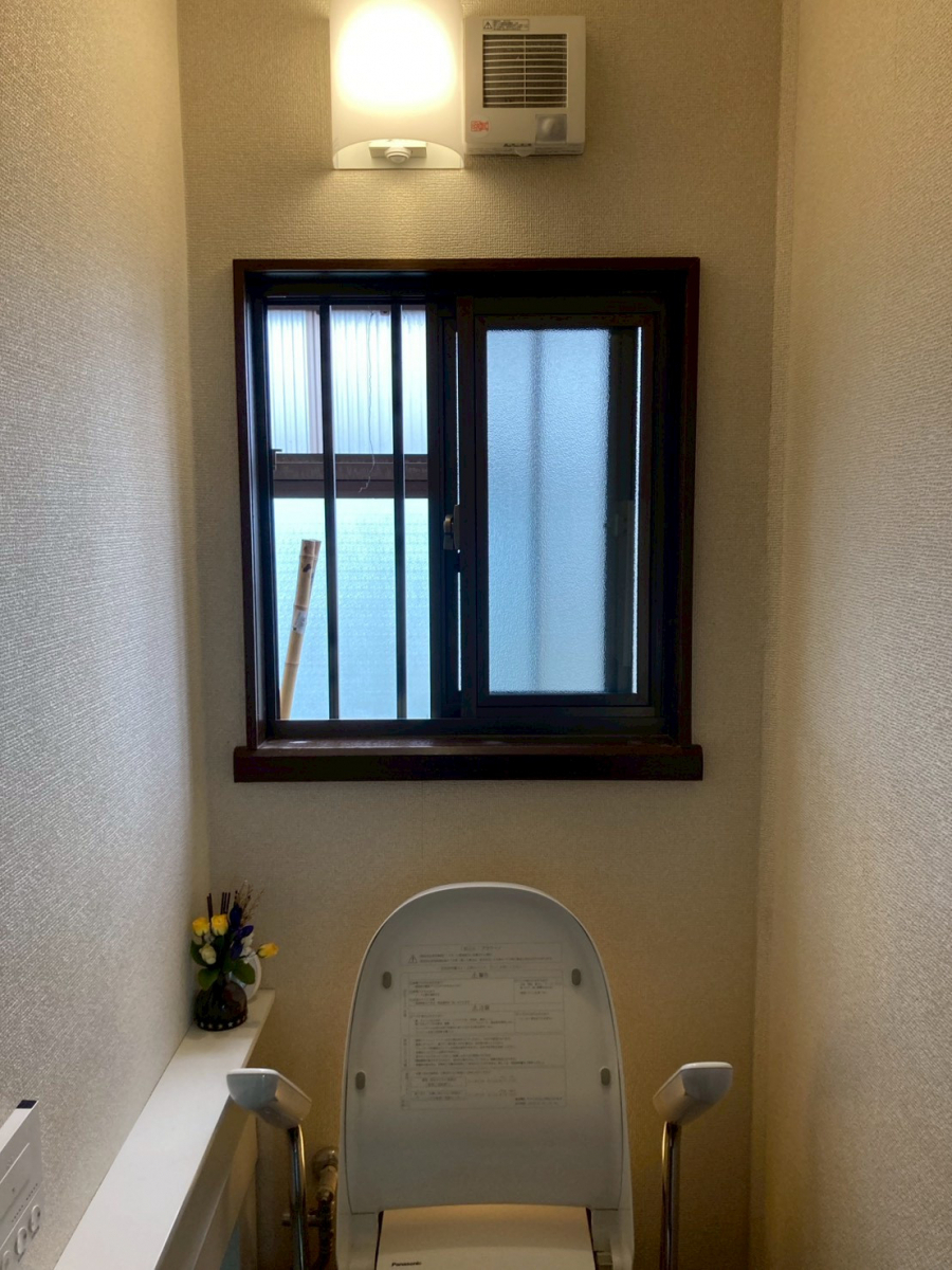 ネットアスの【松本市】内窓インプラス＊トイレの施工前の写真1