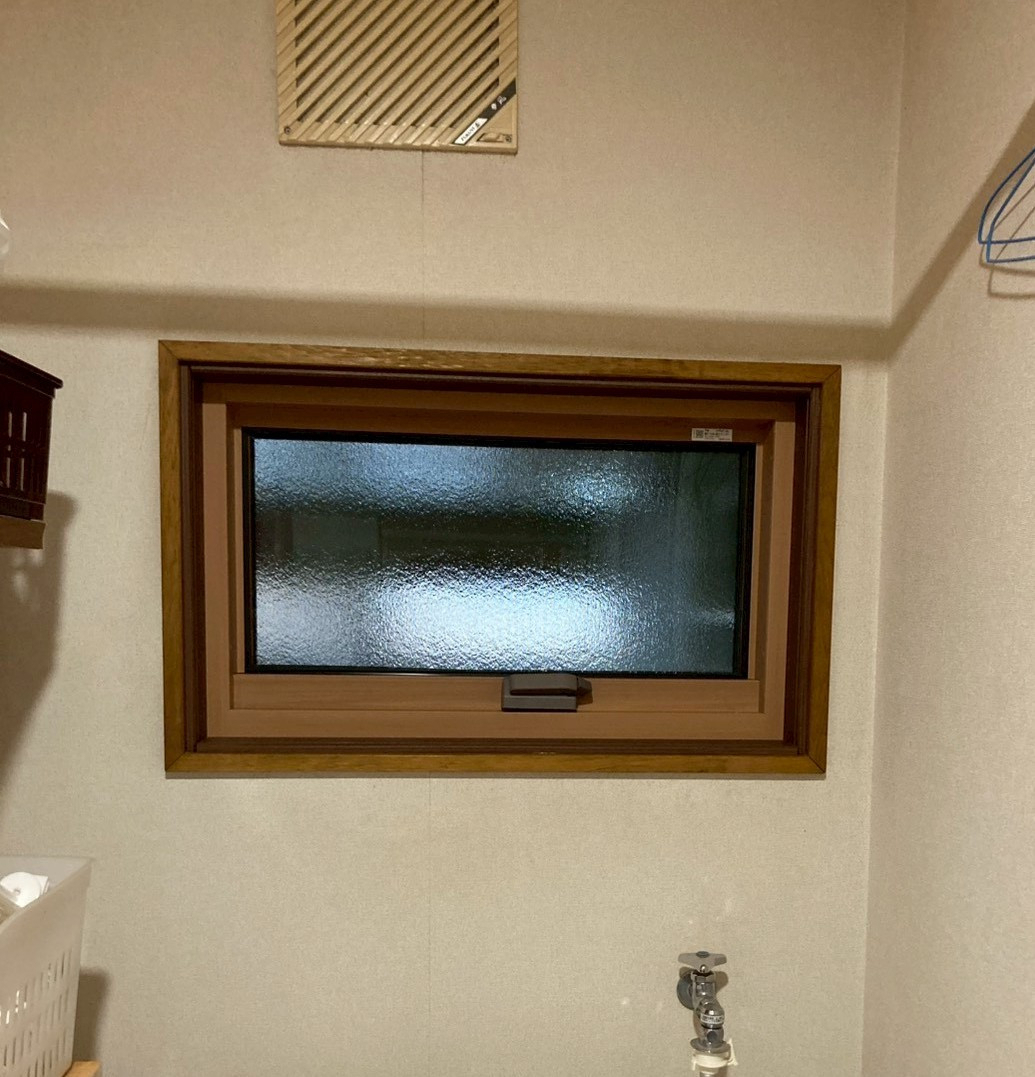 ネットアスの【松本市】外窓交換（はつり工法）＊洗面脱衣＊引違い窓を横すべり窓へ！の施工後の写真2