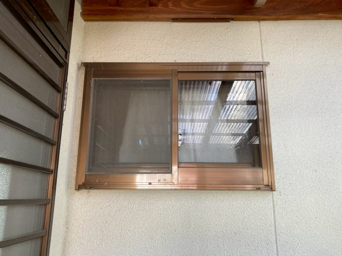 ネットアスの【松本市】外窓交換（はつり工法）＊洗面脱衣＊引違い窓を横すべり窓へ！の施工前の写真1