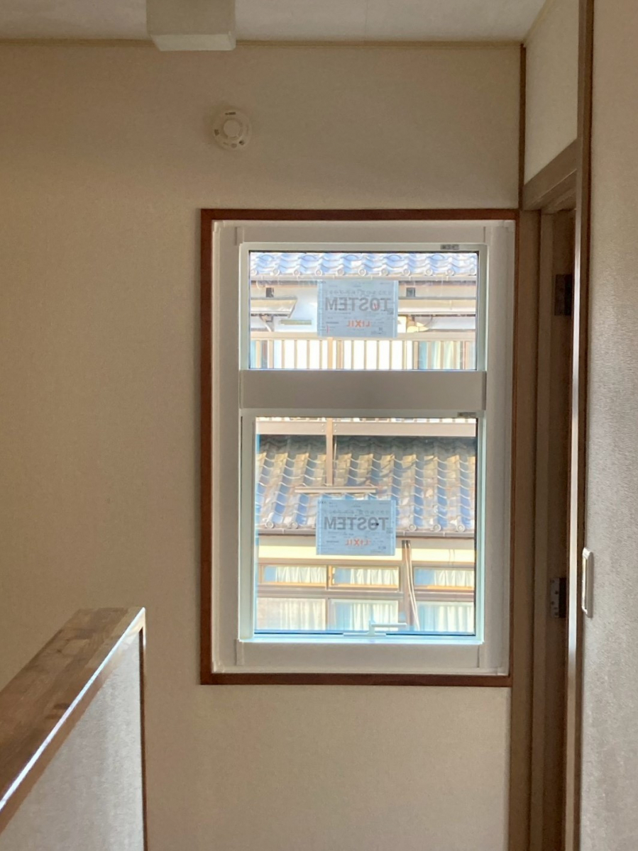 ネットアスの［塩尻市］外窓交換（カバー工法）＊廊下の窓断熱の施工後の写真1