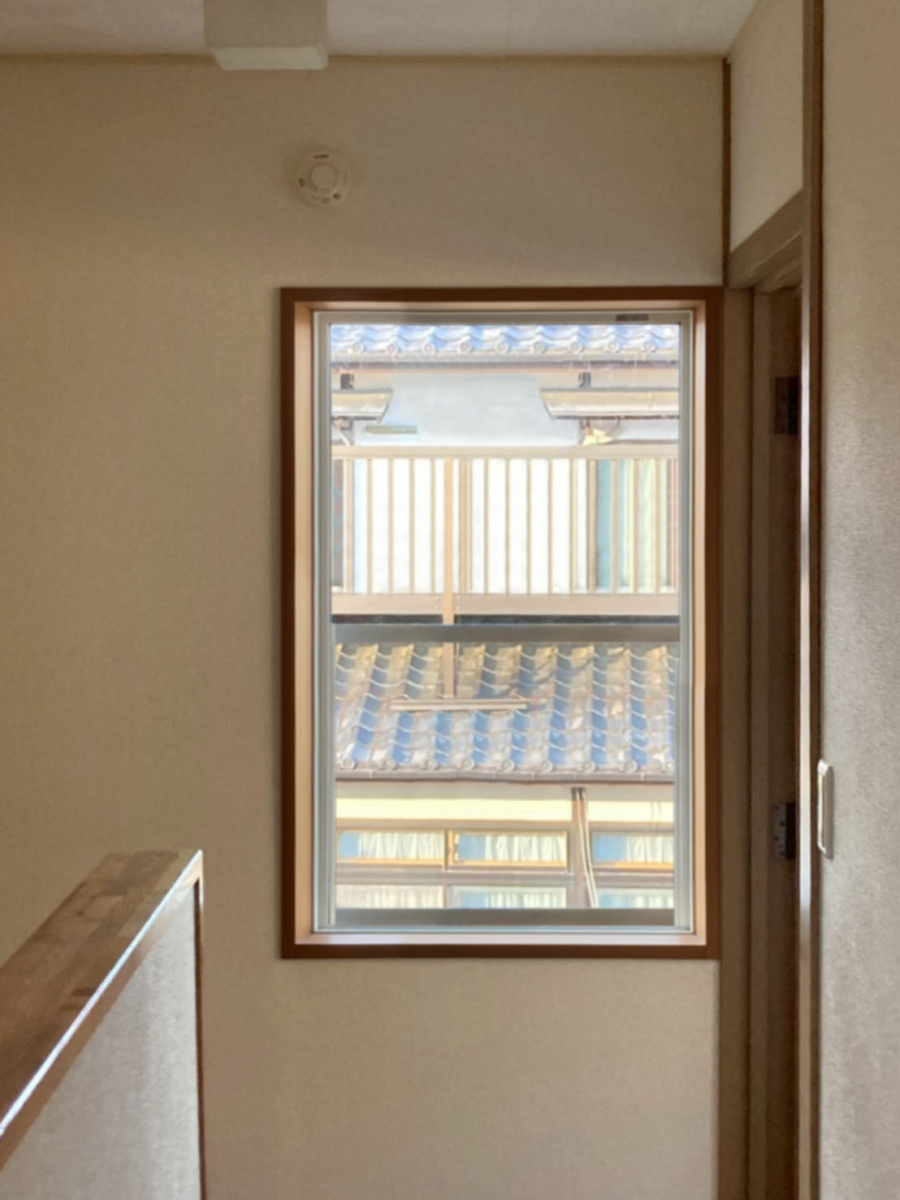 ネットアスの［塩尻市］外窓交換（カバー工法）＊廊下の窓断熱の施工前の写真1