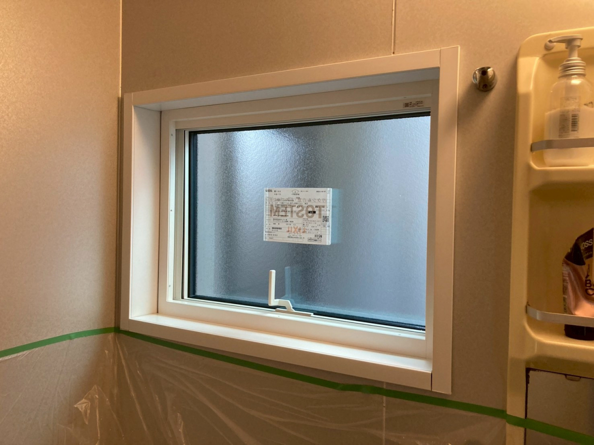 ネットアスの【松本市】外窓交換（はつり工法）＊浴室の施工後の写真2