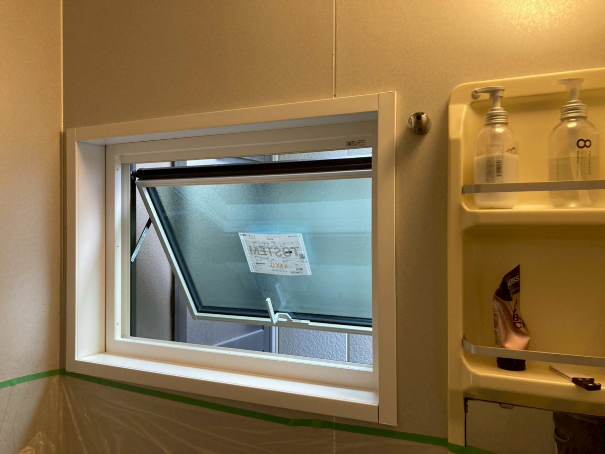 ネットアスの【松本市】外窓交換（はつり工法）＊浴室の施工後の写真3