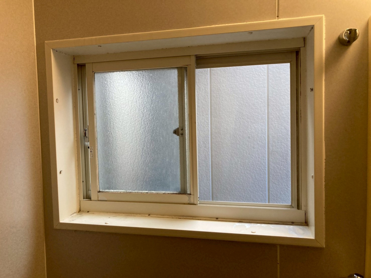 ネットアスの【松本市】外窓交換（はつり工法）＊浴室の施工前の写真2
