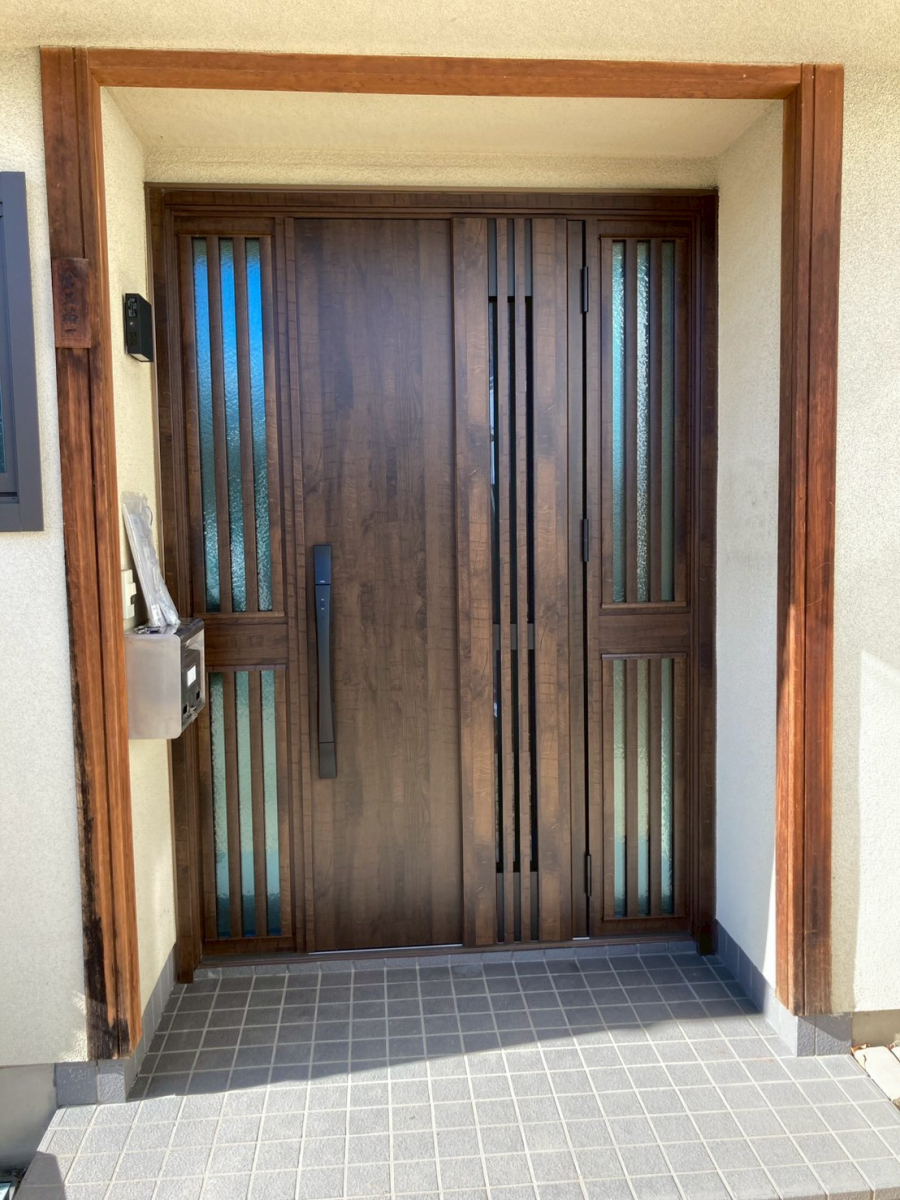 ネットアスの【松本市】リシェント玄関ドア＊引戸からドアに交換！の施工後の写真1