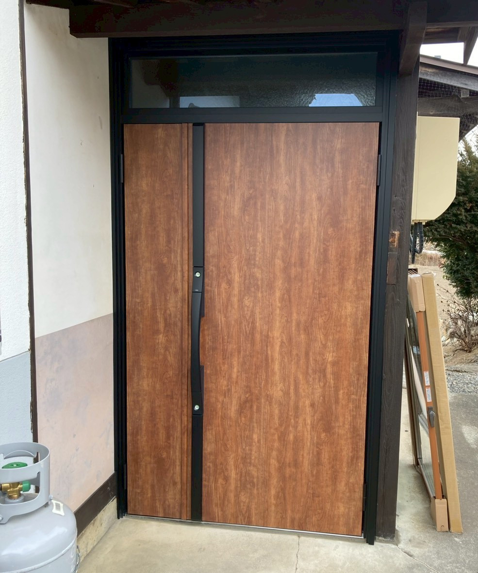 ネットアスの［塩尻市］リシェント玄関ドアの施工後の写真1