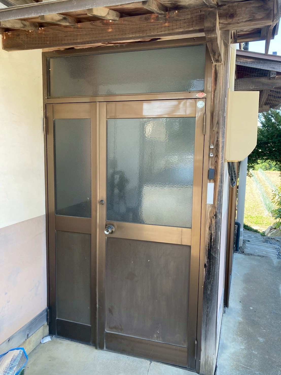 ネットアスの［塩尻市］リシェント玄関ドアの施工前の写真1