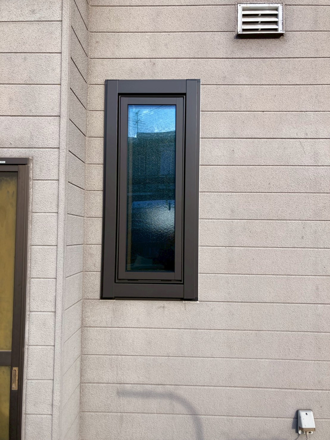 ネットアスの［安曇野市］外窓交換（カバー工法）＊洗面脱衣所の施工後の写真1